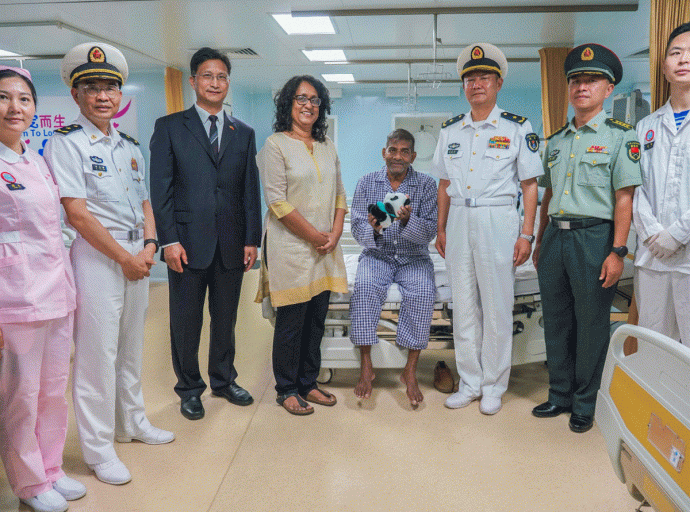 Prime Minister Visits Chinese Hospital Ship &quot;Peace Ark&quot; at Colombo Port