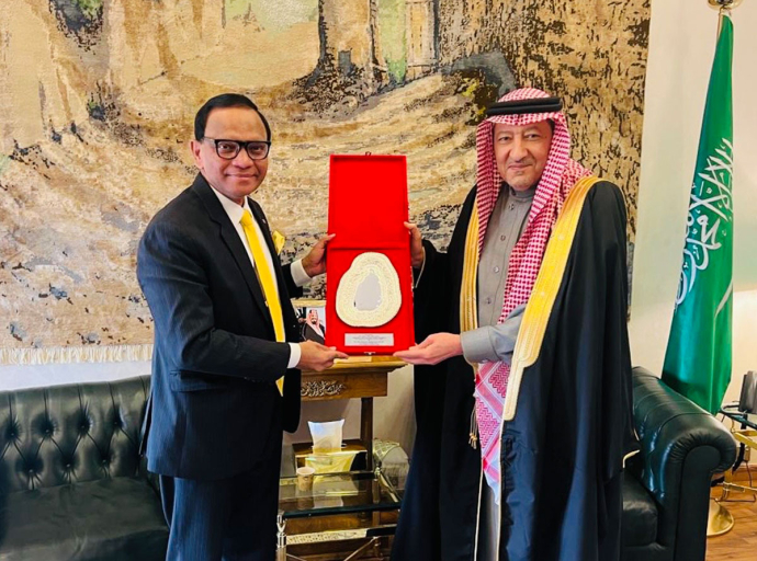 Saudi Vice Minister of Foreign Affairs receives Ambassador of Sri Lanka to Saudi Arabia, Ameer Ajwad