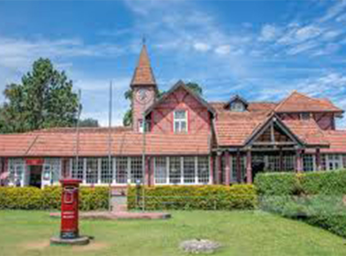 The famous Nuwara Eliya Post Office is full of tourists