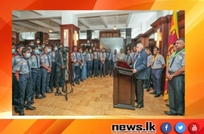 President meets Sri Lankan Scouts participating in the World Scout Jamboree 