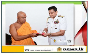 Navy Commander makes offerings to Mirisawetiya Stupa and receives blessings