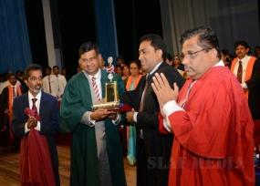 Air Force Commander receives &#039;Nalanda Keerthi Sri 2015&quot; Award