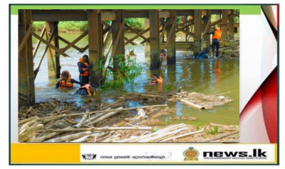 Navy clears blockage under Wakwella Bridge in Galle