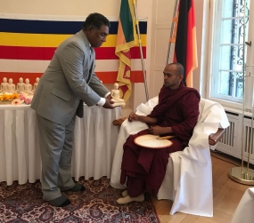 Berlin Embassy offers Buddha statues to Frohnau Buddhist Temple