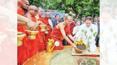 President Sirisena presents ten Na saplings