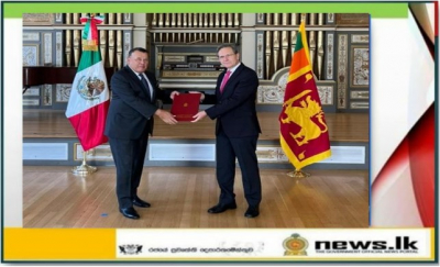 Ambassador Mahinda Samarasinghe presents copies of his letter of credence as the Ambassador of Sri Lanka to Mexico