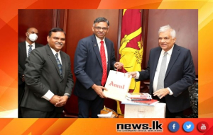 Indian High Commissioner H.E. Gopal Baglay meets President Ranil Wickremesinghe at the Presidential Secretariat